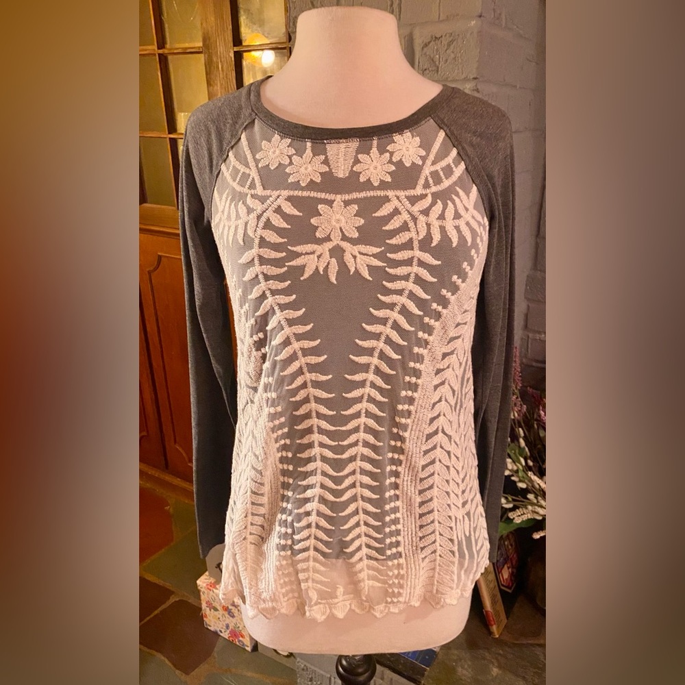 Beautiful Maurice’s Lace Overlay Tshirt-L